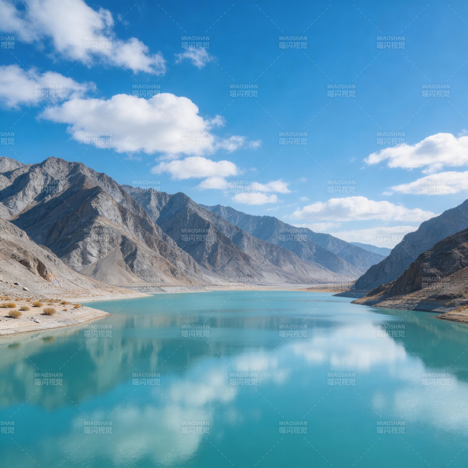 碧湖映山 云影天成图片