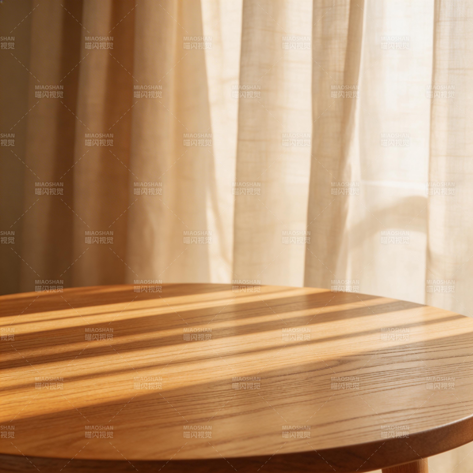 阳光洒落的木桌图片