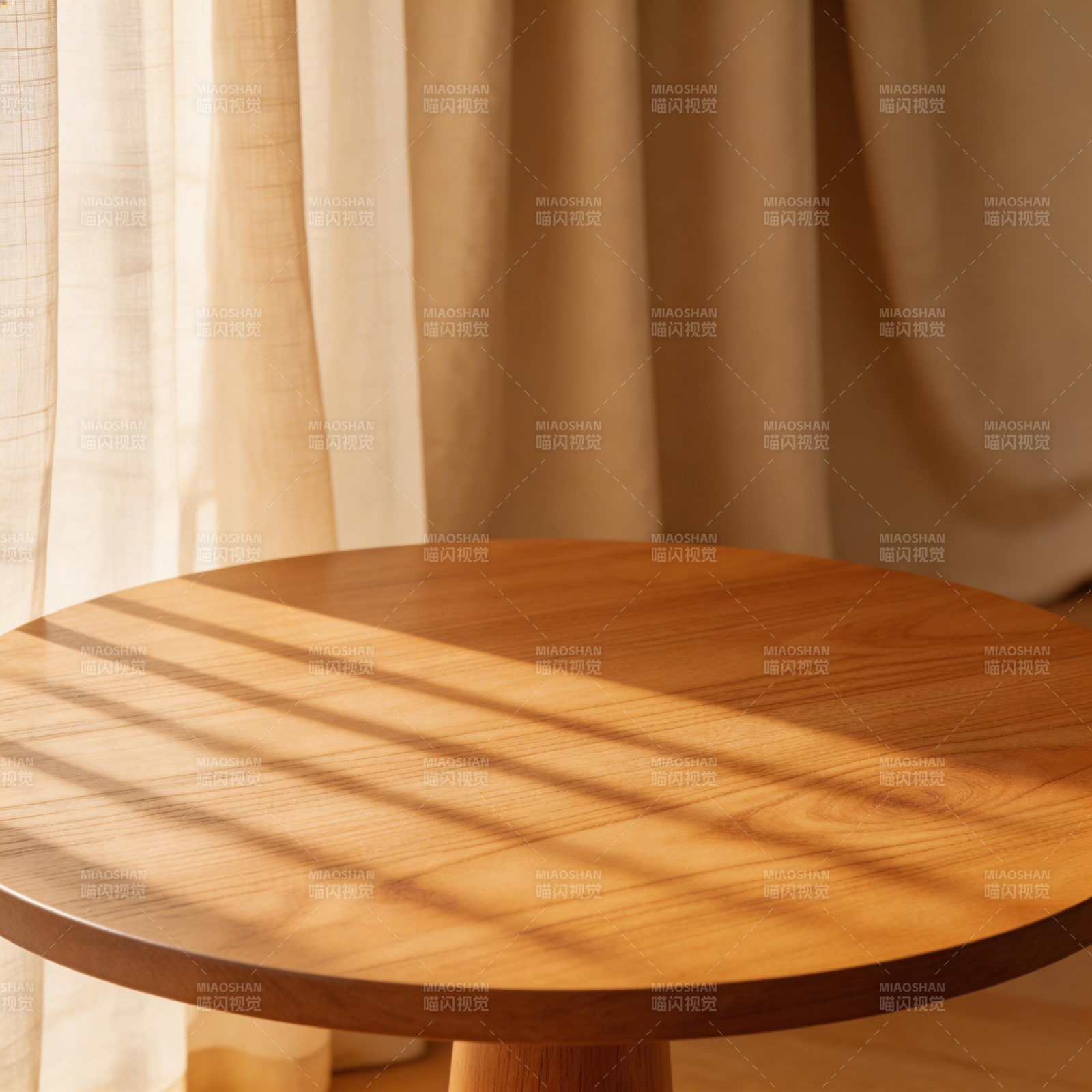 光影木桌静谧时光图片