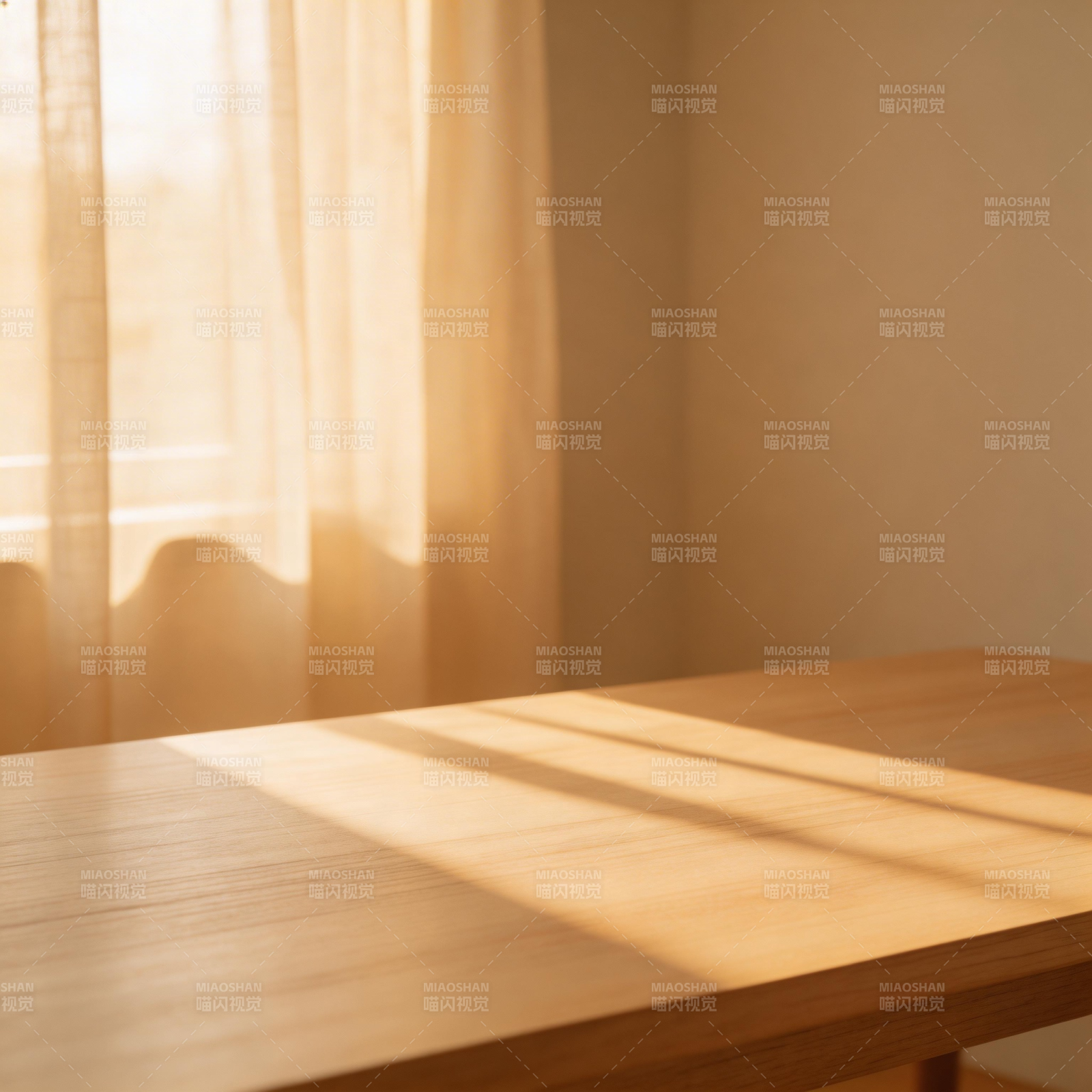 阳光洒落的木桌图片