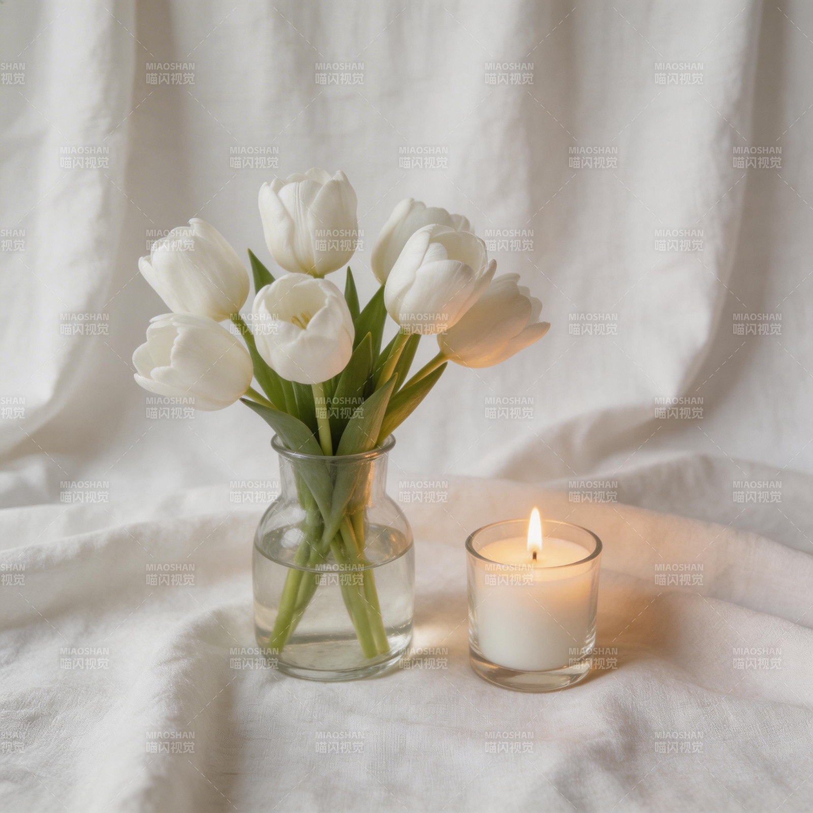 白郁金香与烛光图片