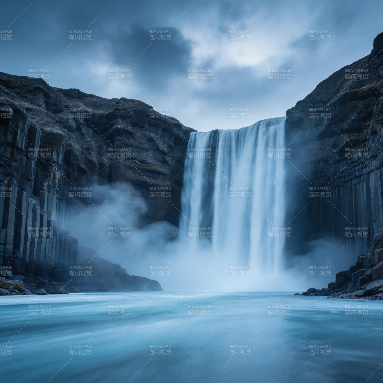 瀑布飞泻入深潭图片