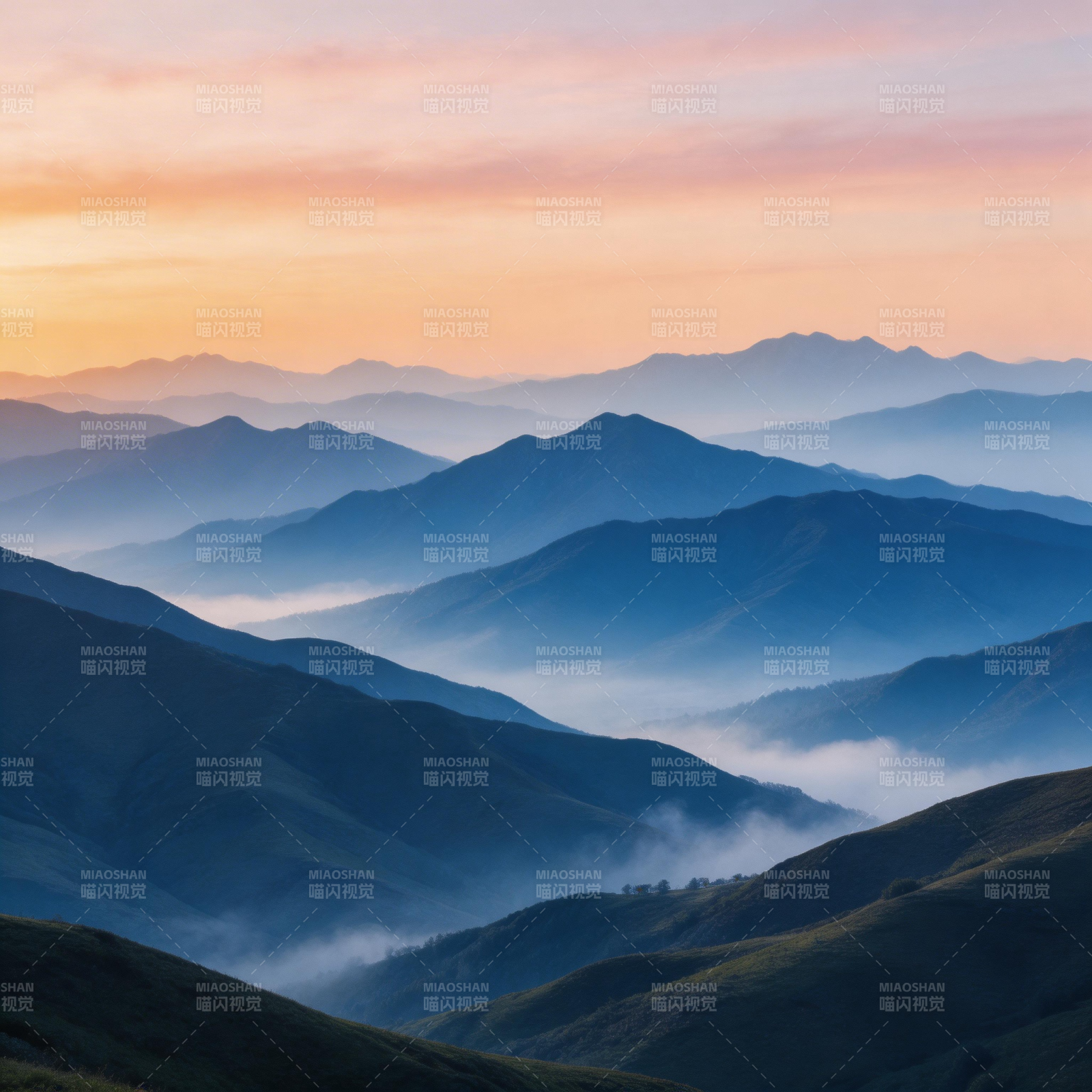 山峦叠翠晨曦照图片