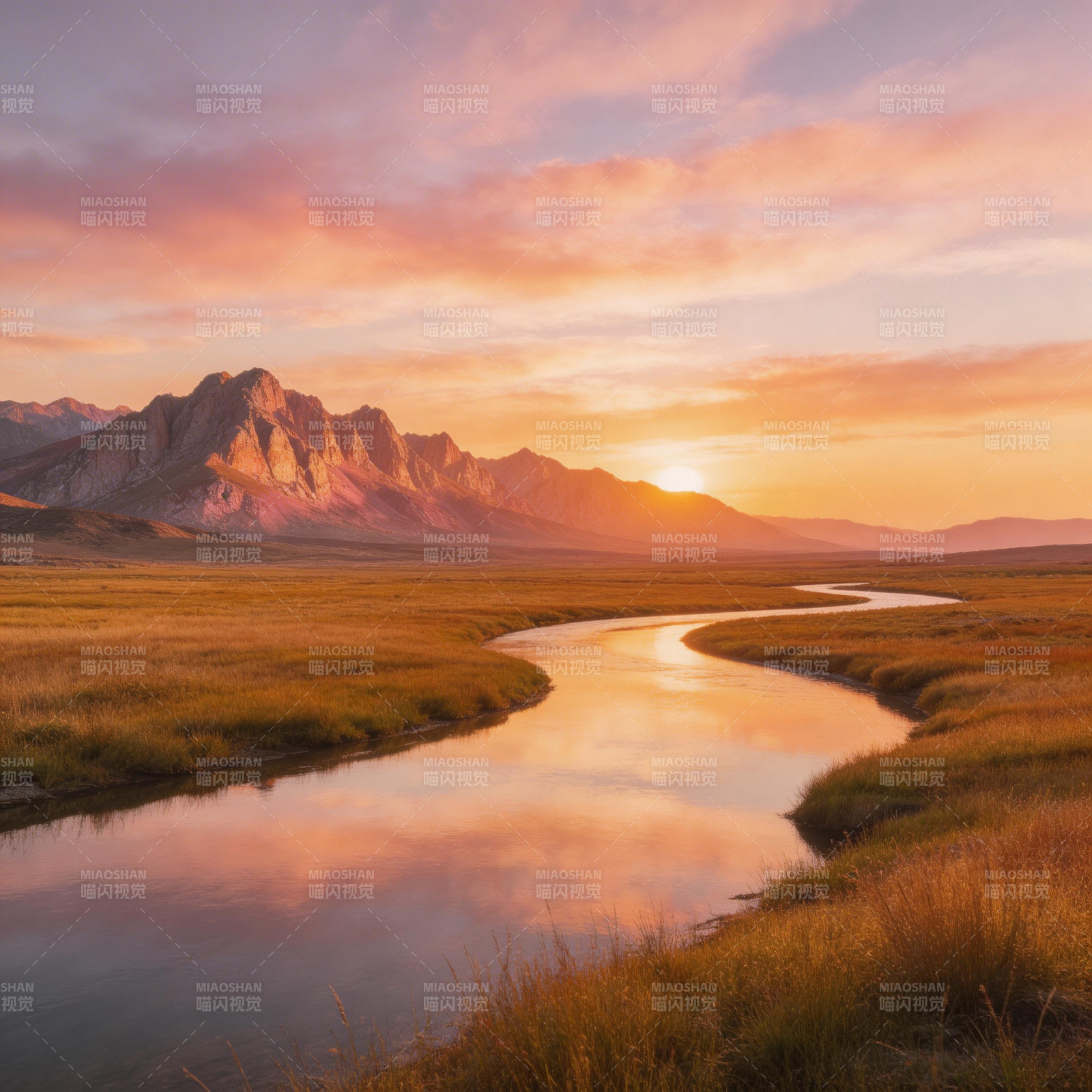 夕阳下的蜿蜒河流图片