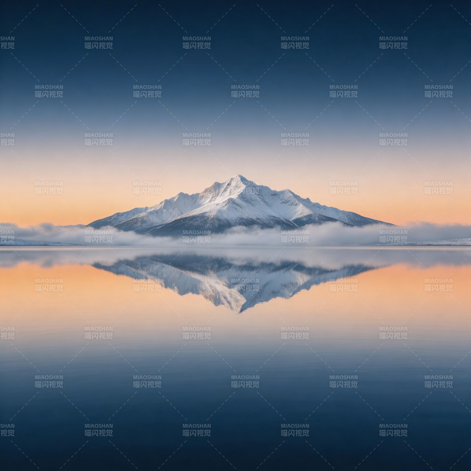 雪山倒影湖中图片