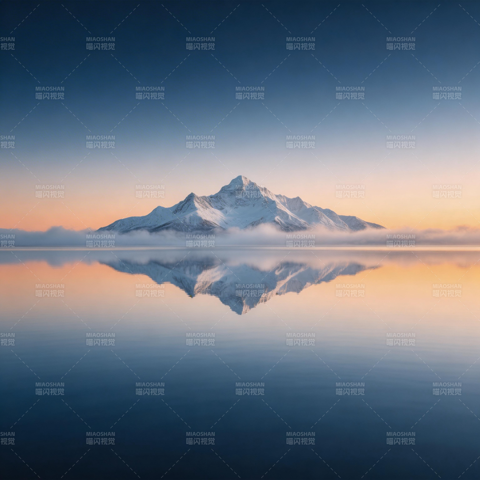 雪山倒影静湖中图片