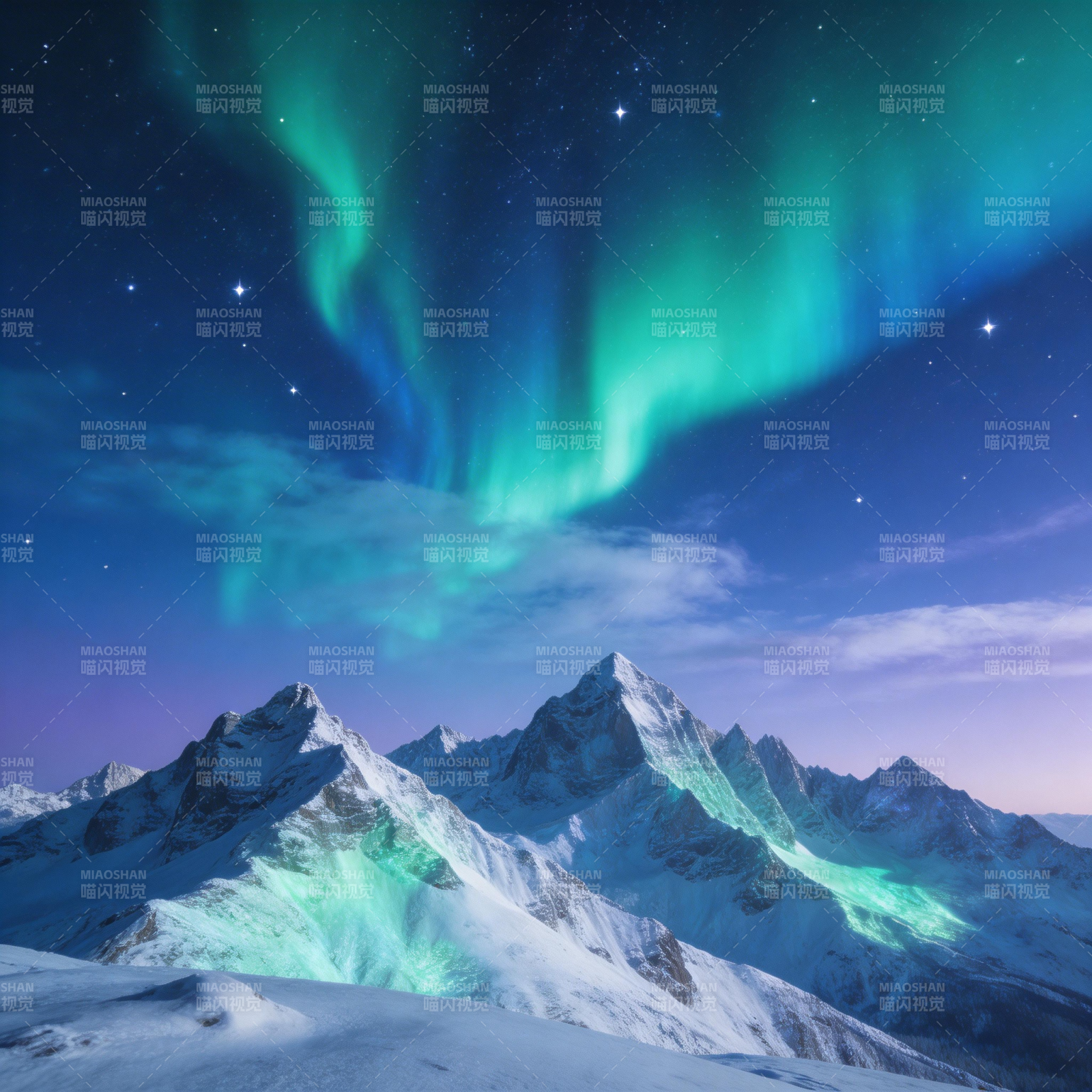 极光映雪峰图片