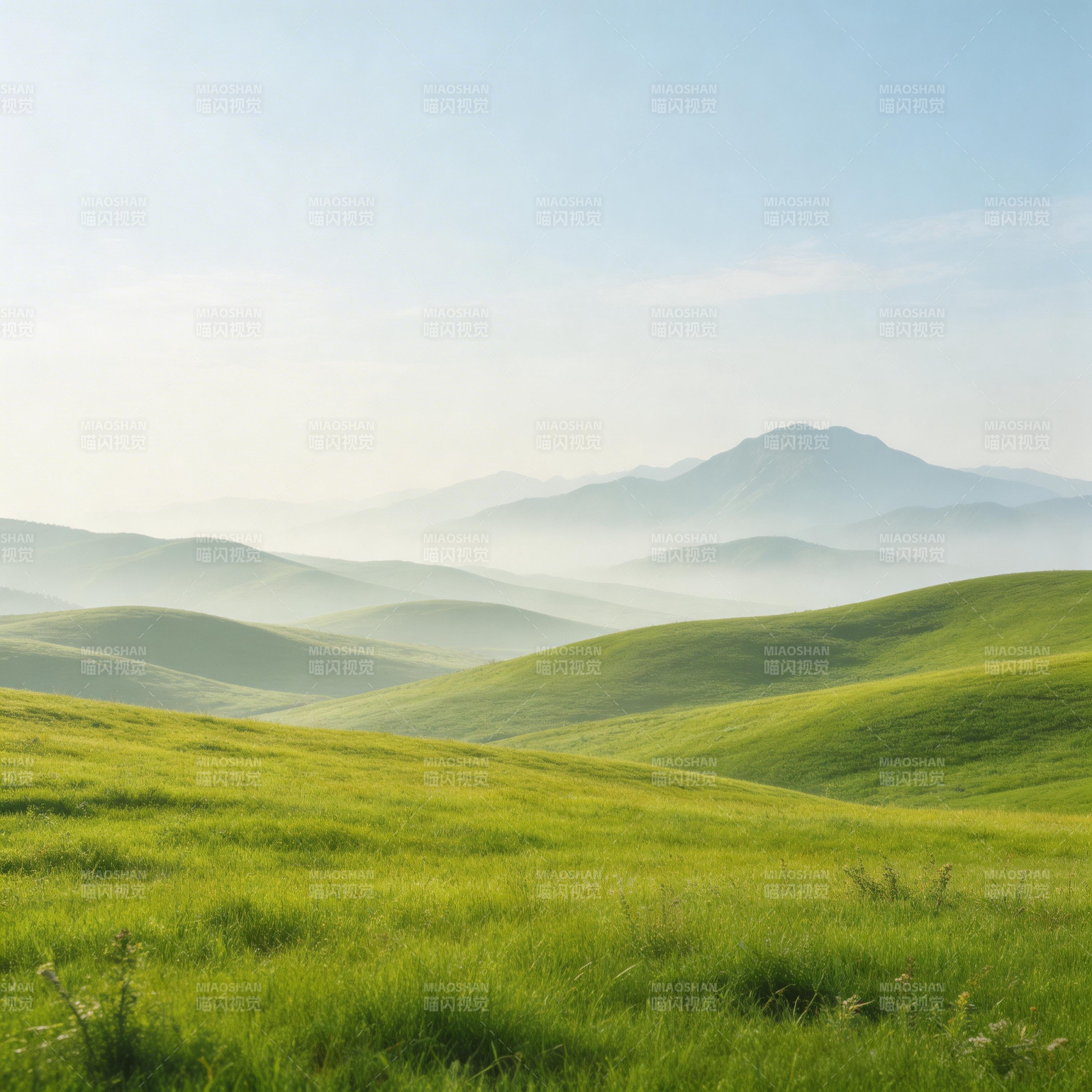绿野山峦晨雾图片