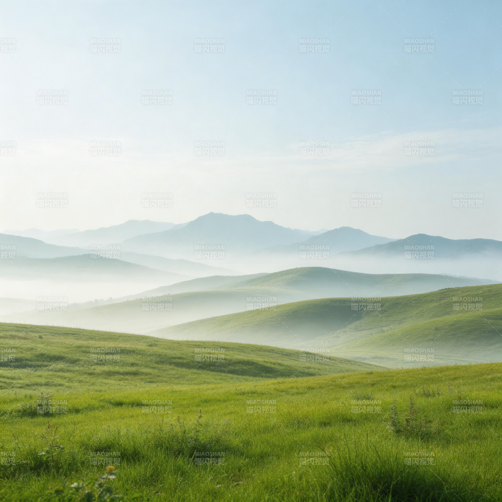 晨雾草原山影图片