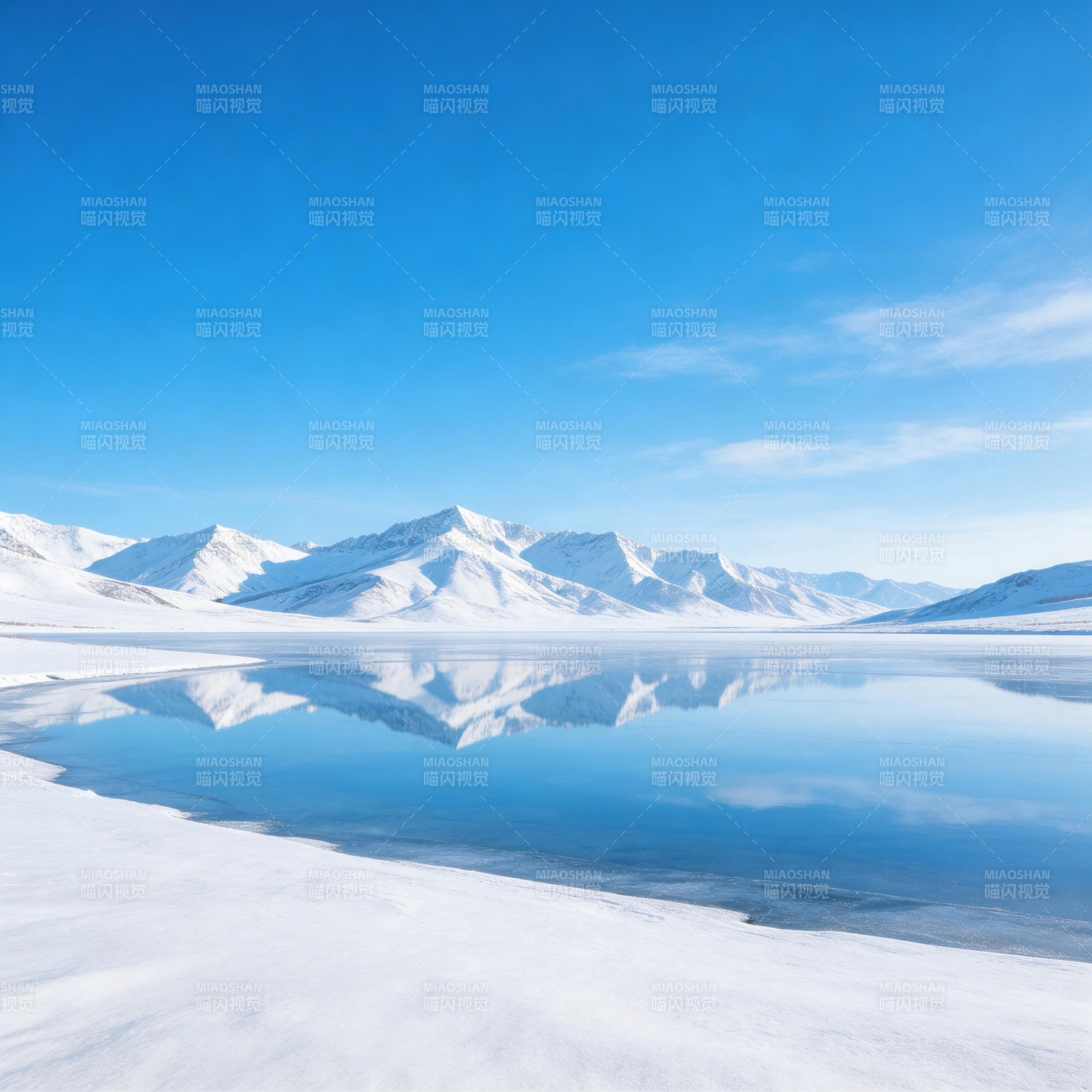 雪山倒影湖面图片