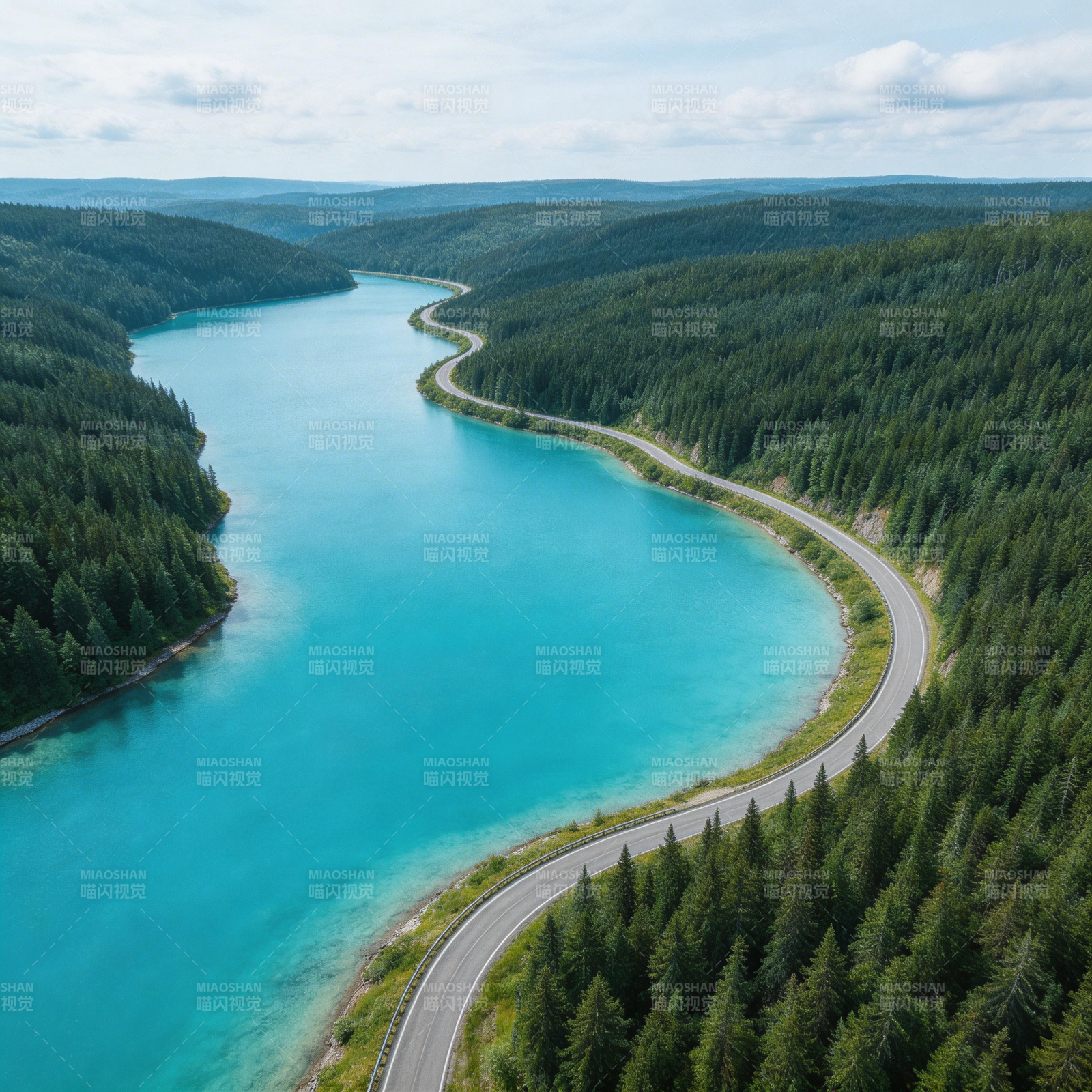 碧水蜿蜒林间路图片