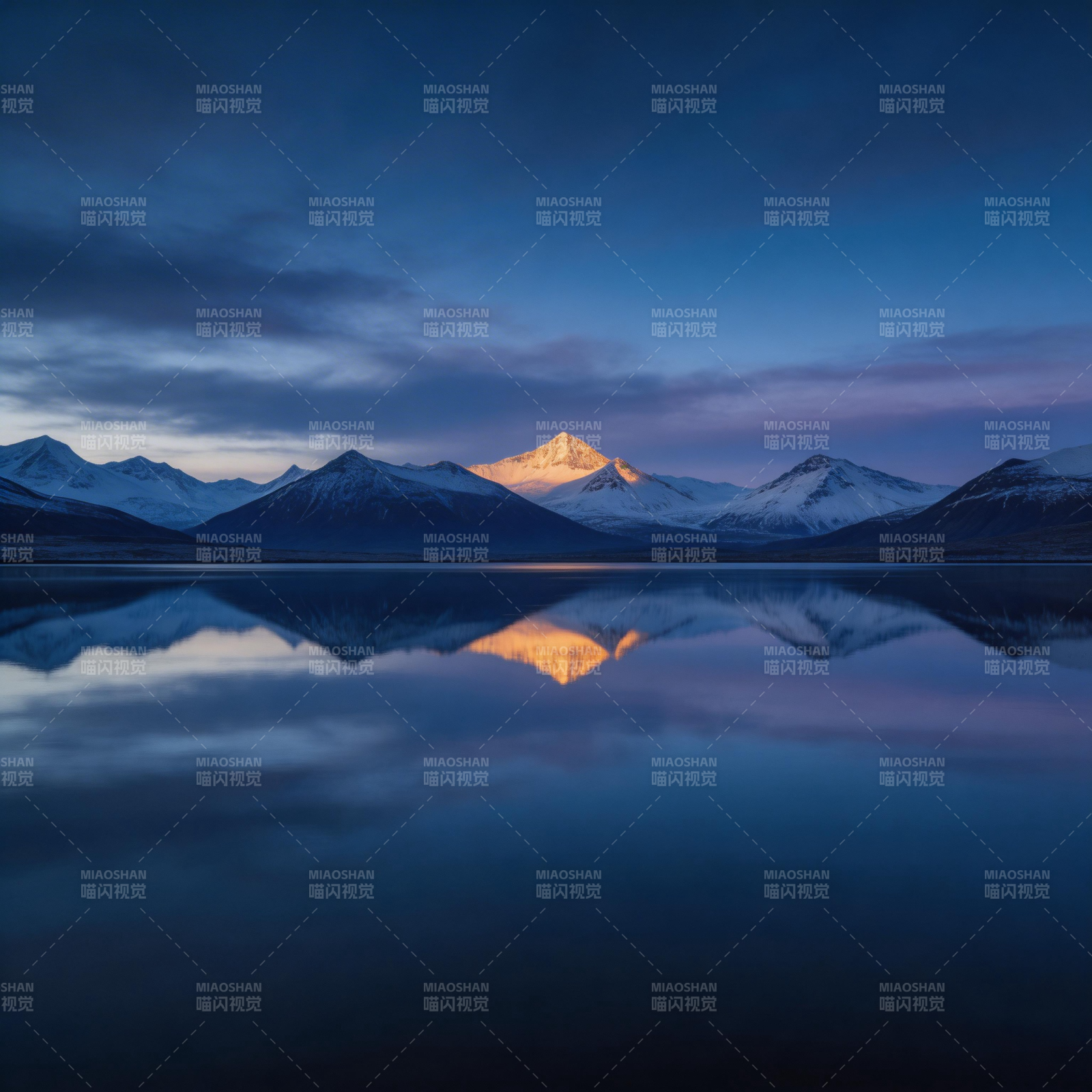 雪山倒影湖中图片