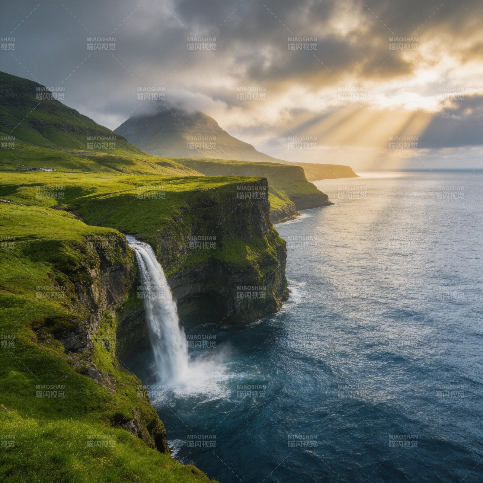 悬崖瀑布映海光图片