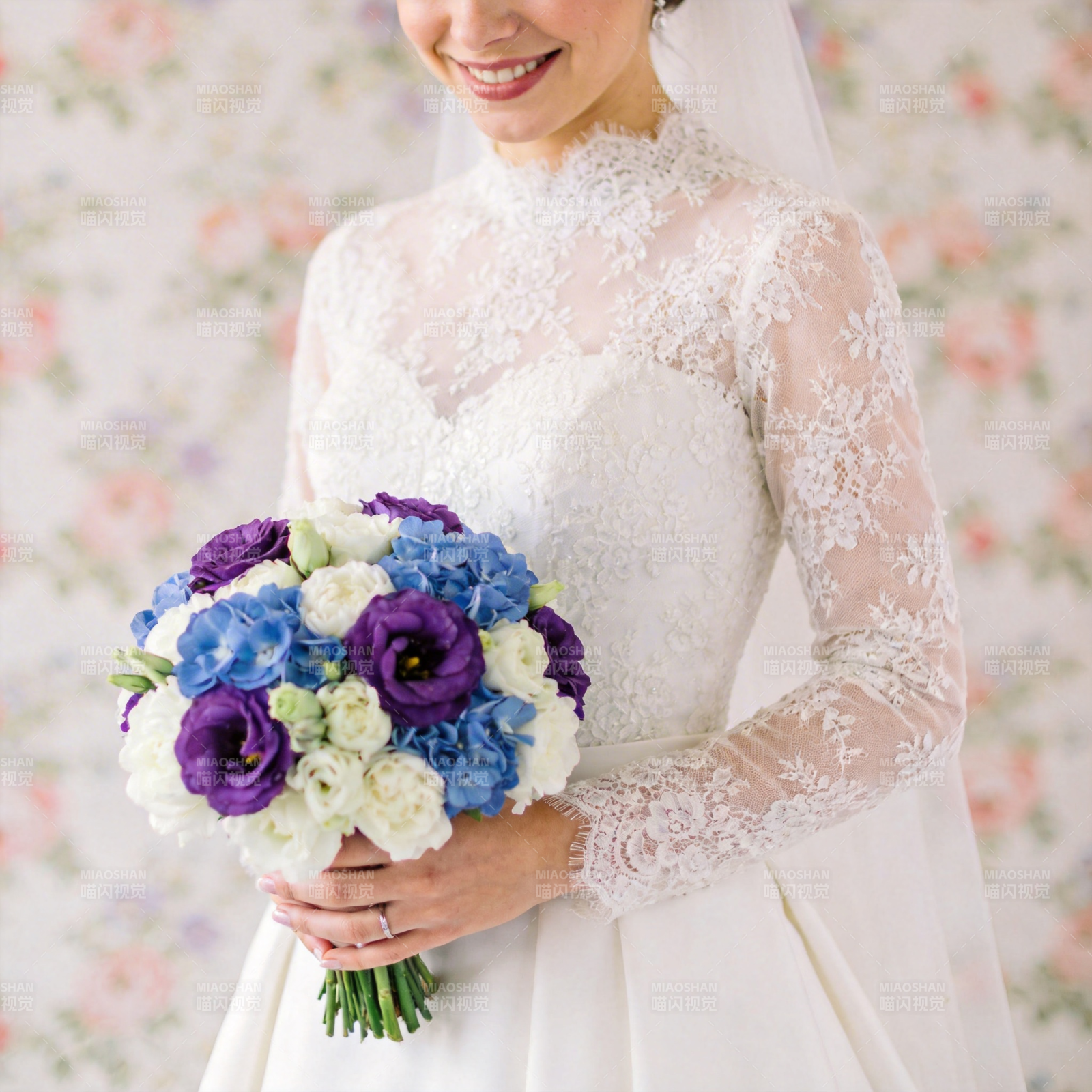 新娘手捧花束图片