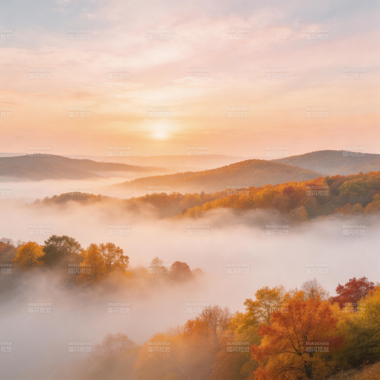 秋雾晨曦山景图片