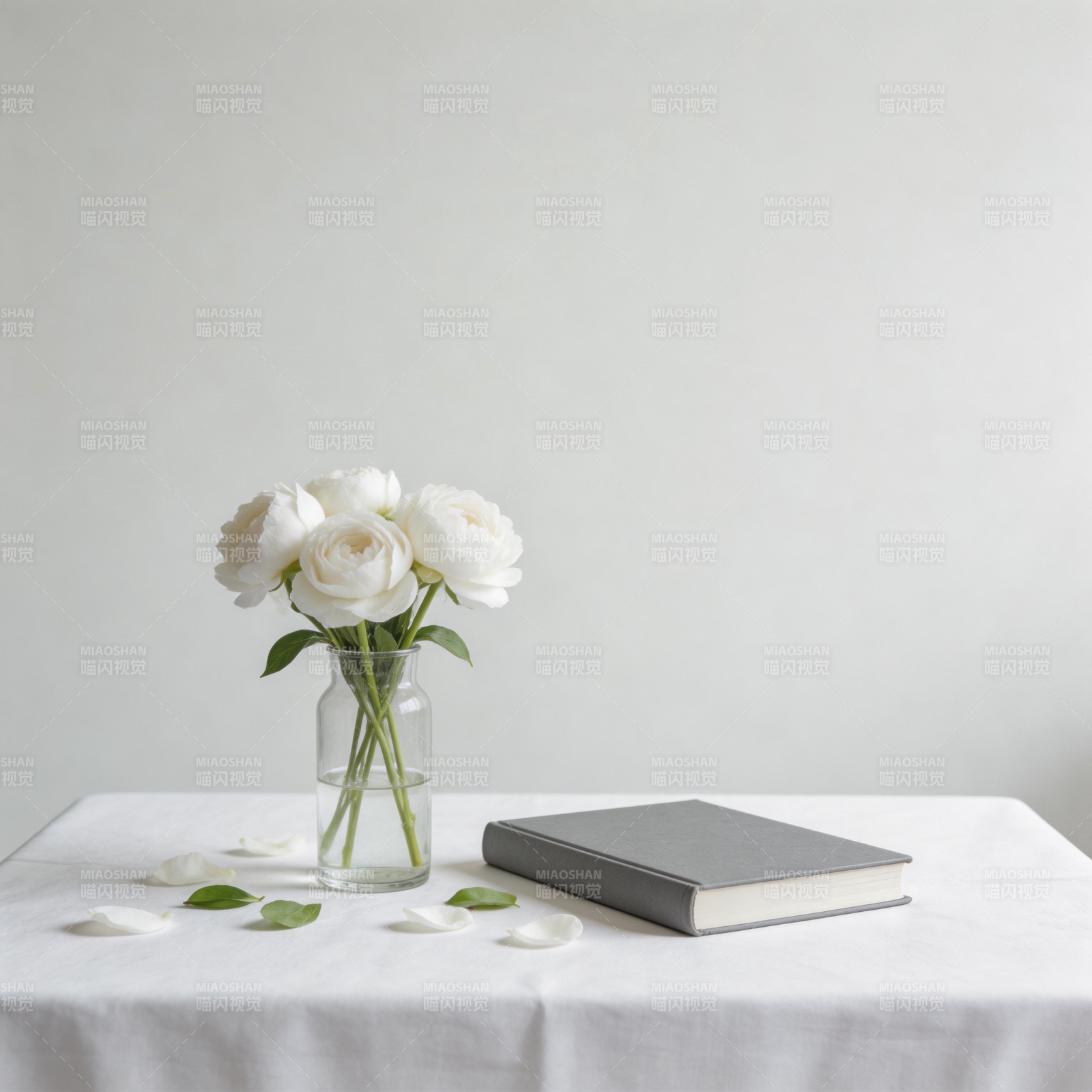白玫瑰与书图片