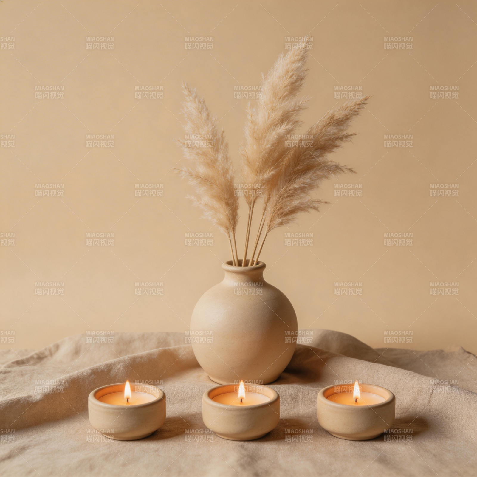 静谧烛光与干草图片