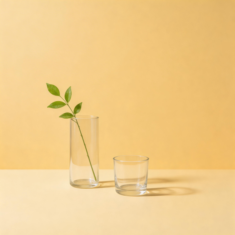 绿叶与玻璃杯图片