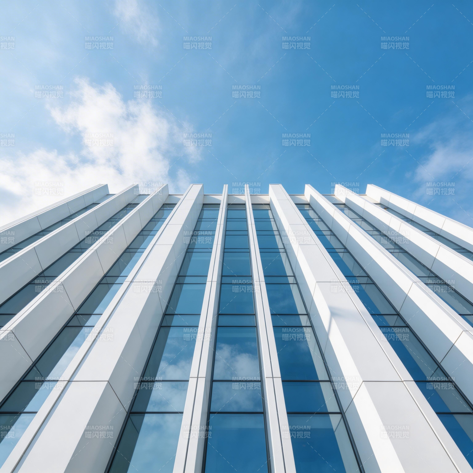 现代建筑仰望蓝天图片