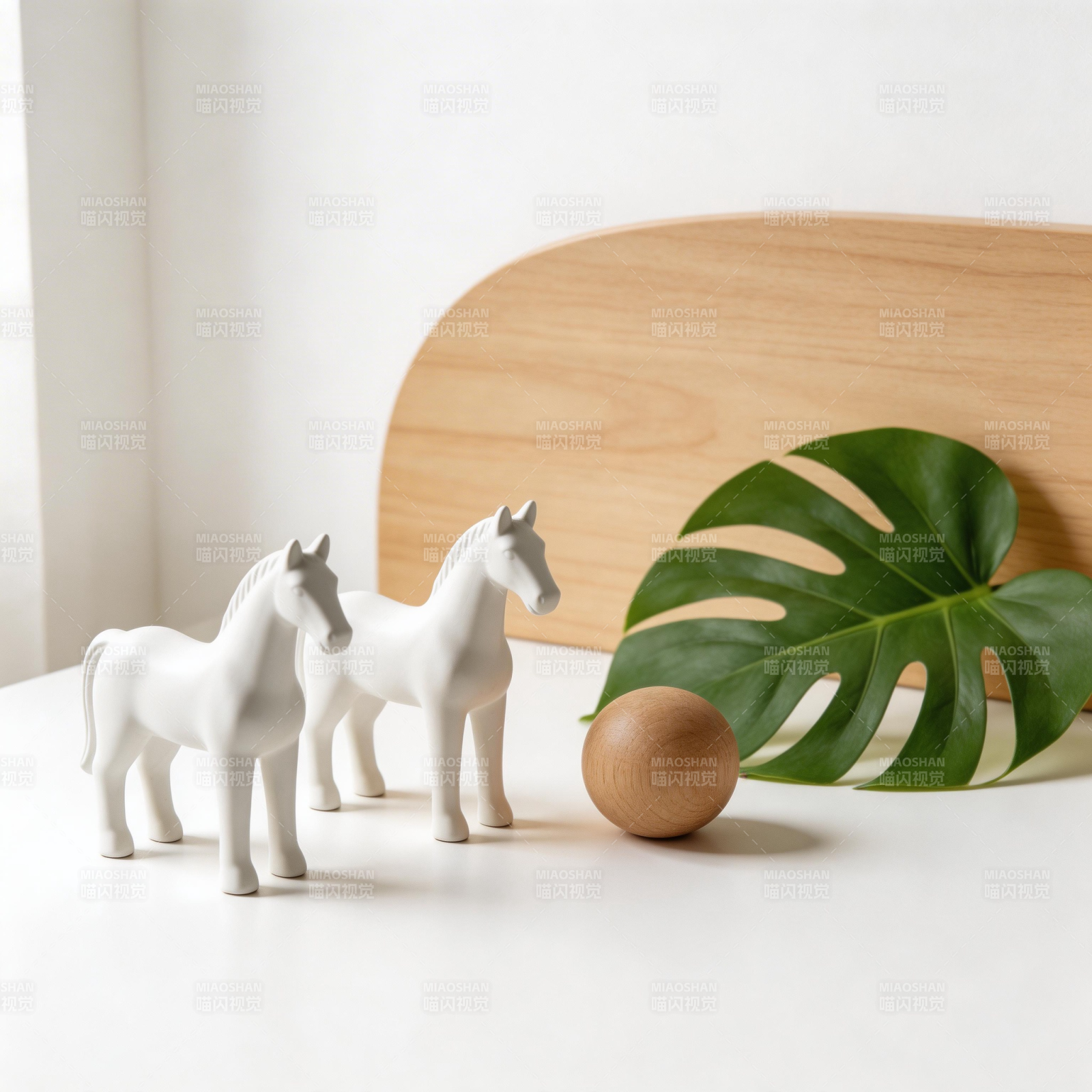 白马与绿叶静物图片