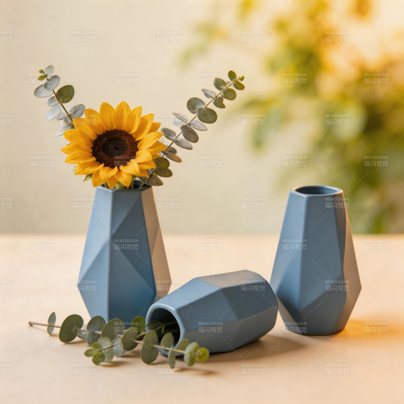 蓝陶花瓶与向日葵图片