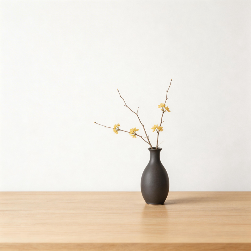 花枝静置陶瓶中图片