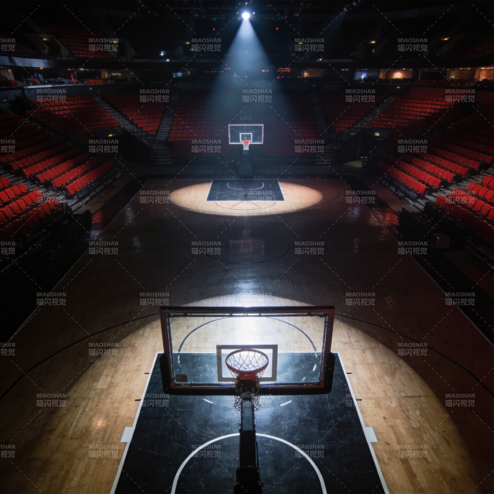 空旷篮球场灯光聚焦图片