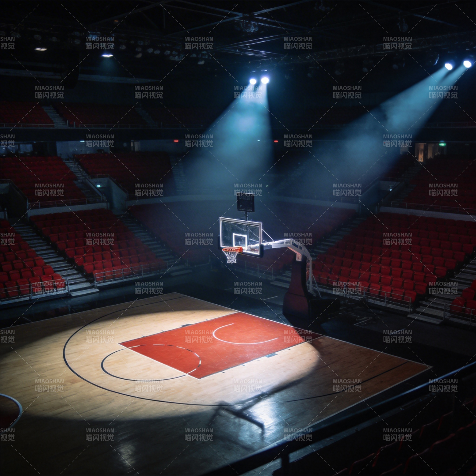 空旷篮球场灯光聚焦图片