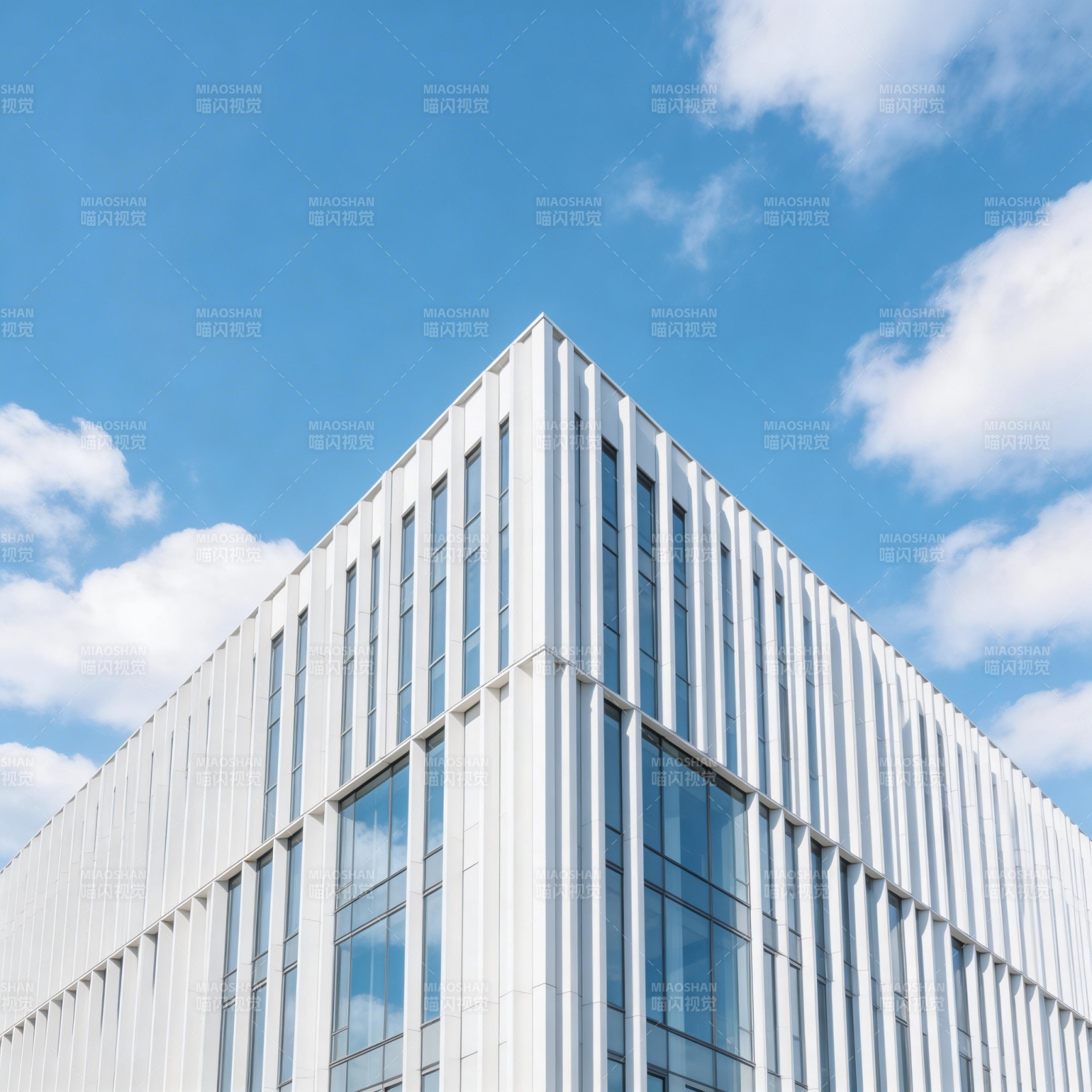 现代建筑蓝天白云图片