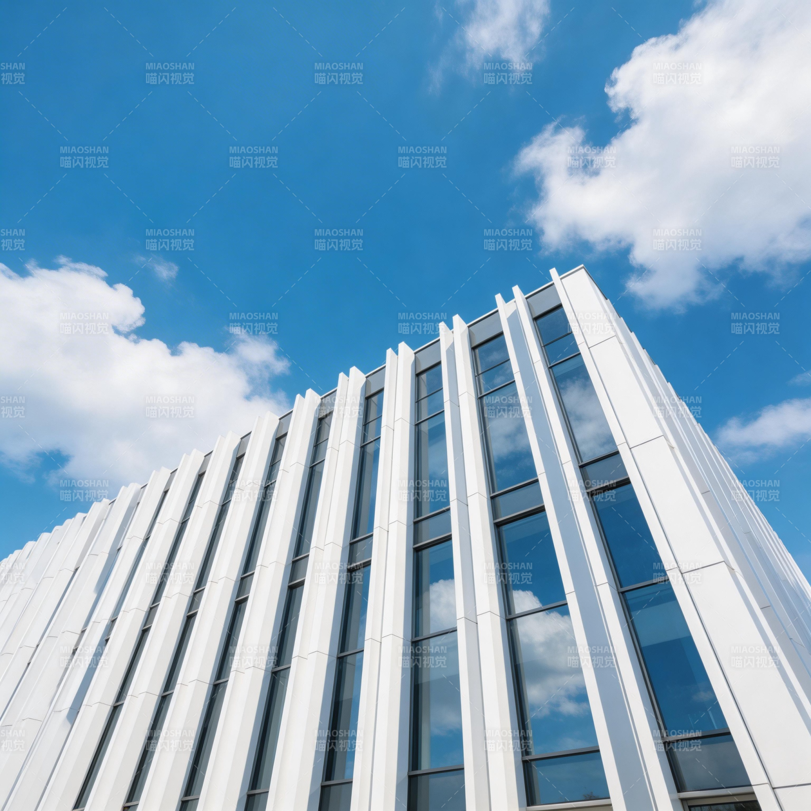 现代建筑蓝天白云图片