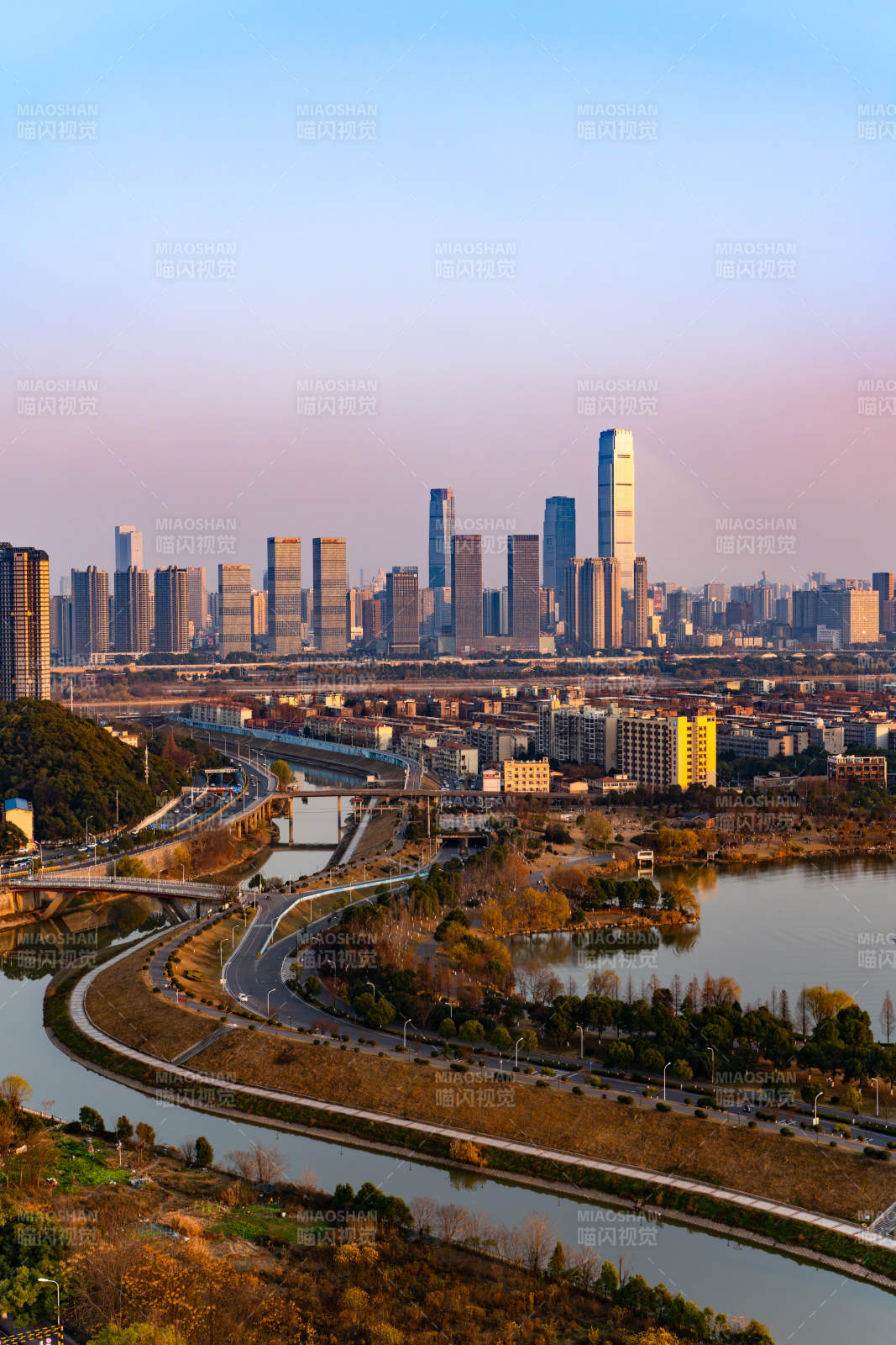 城市天际线晨曦图片