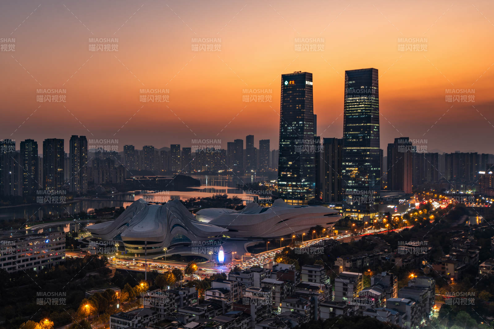 城市夜景璀璨灯火图片
