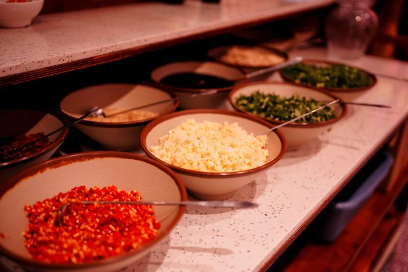 色彩斑斓的食材碗图片