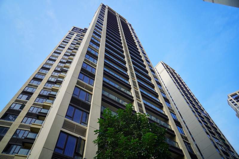 高楼耸立蓝天之下图片