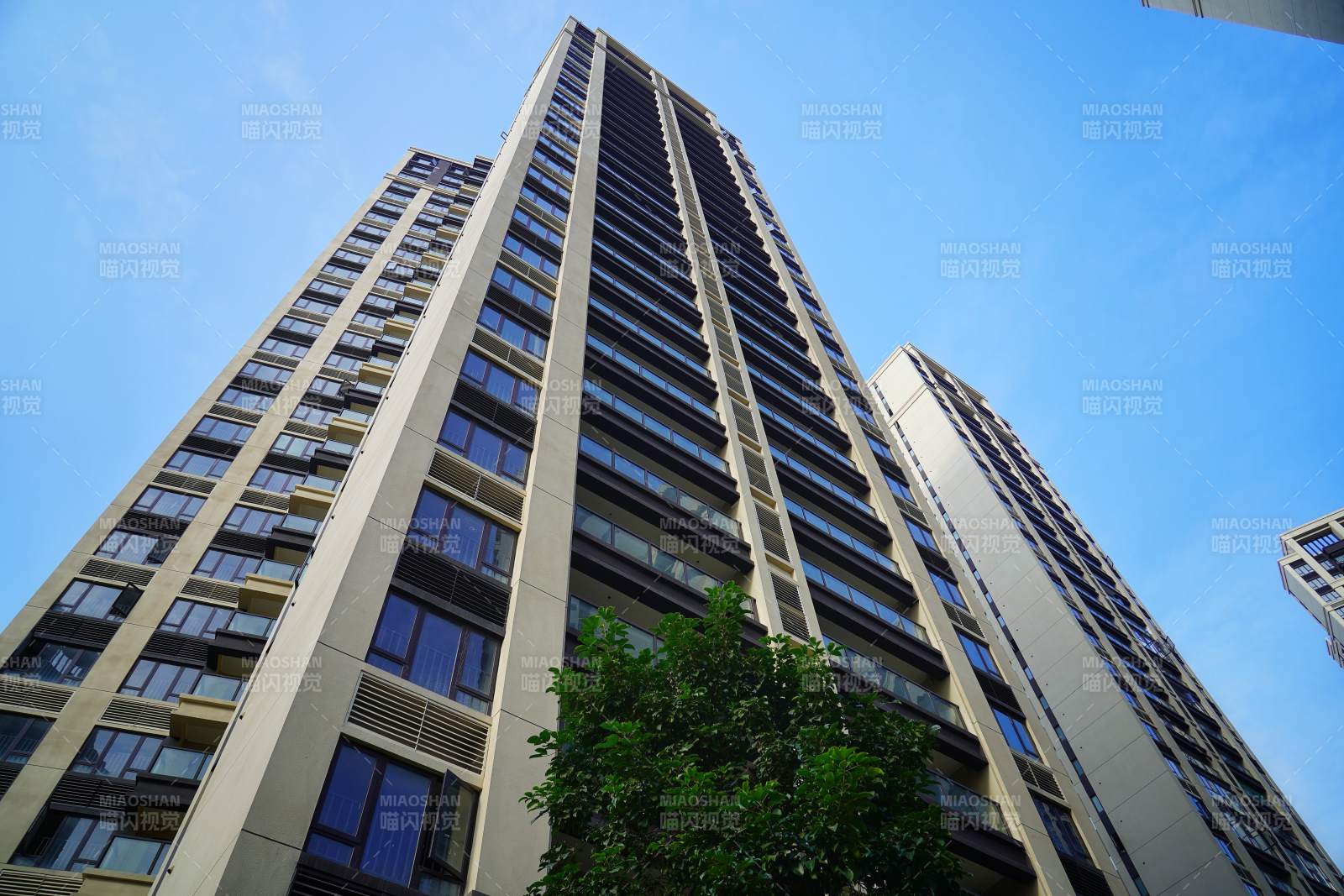 高楼耸立蓝天之下图片