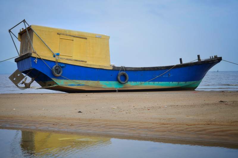 江门沙滩上的彩色渔船图片