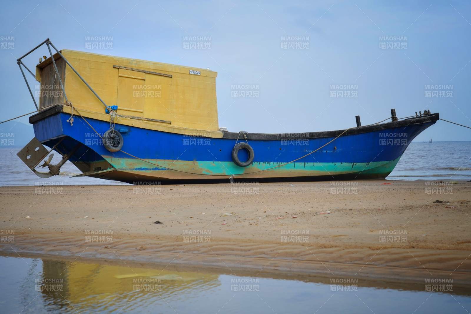 江门沙滩上的彩色渔船图片