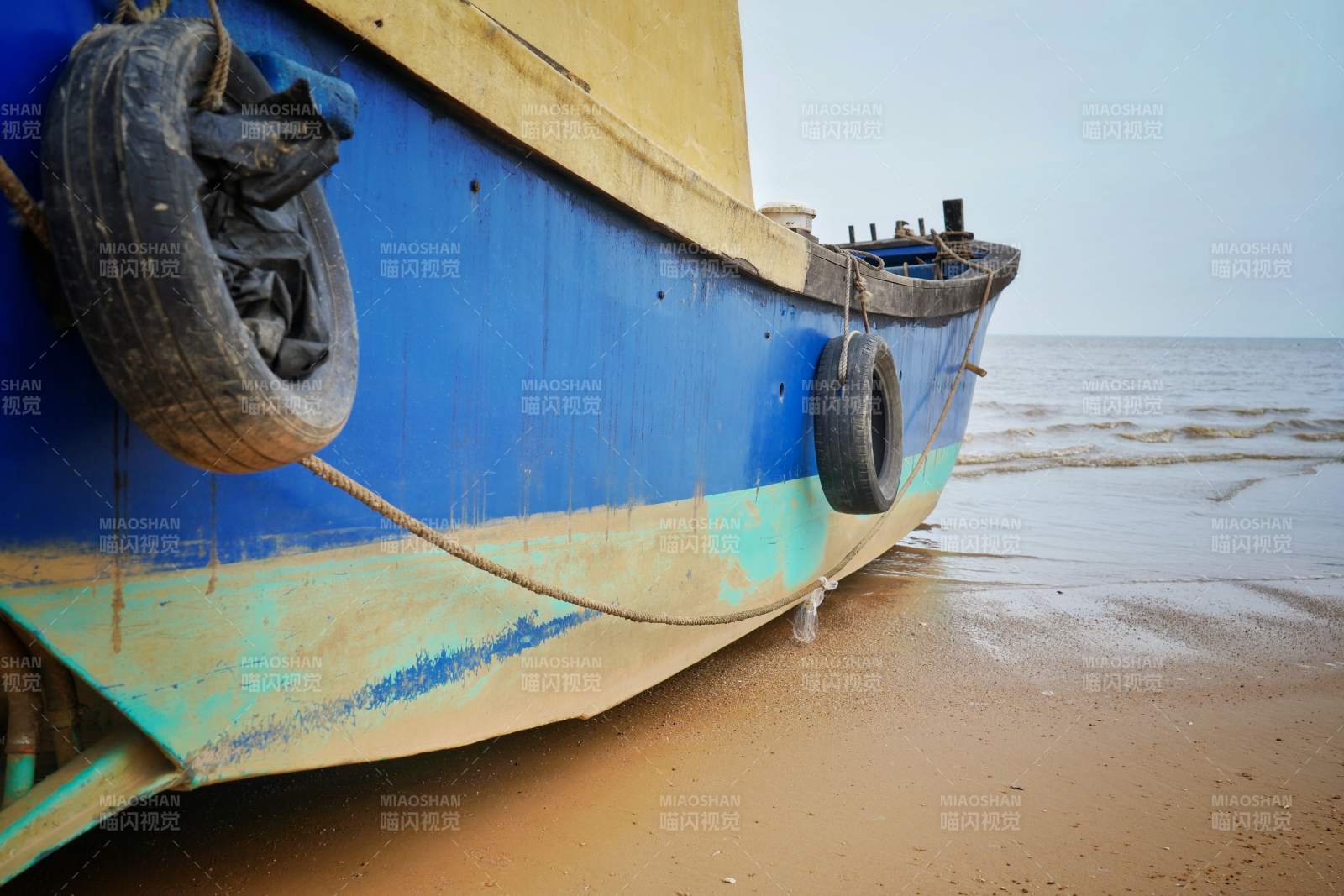 渔船搁浅沙滩图片