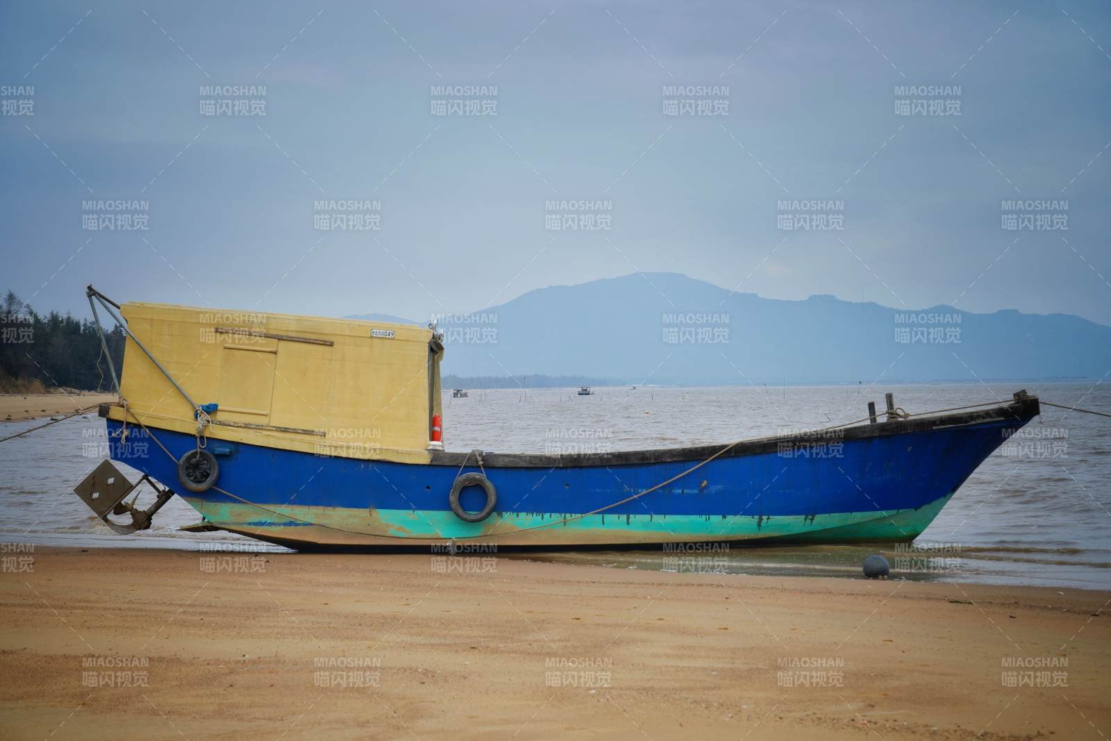 江门沙滩上的渔船图片