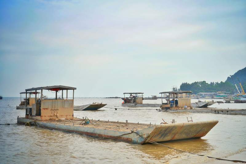 江门水上浮船静泊图片