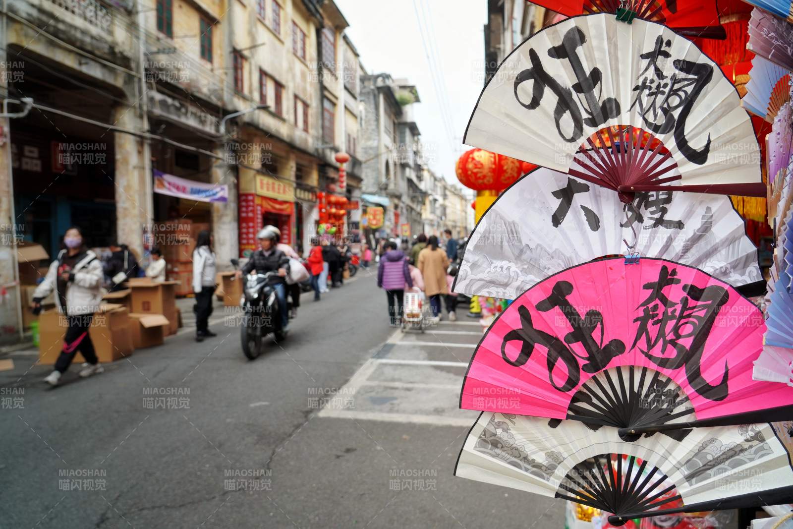 江门街头扇舞迎新春图片