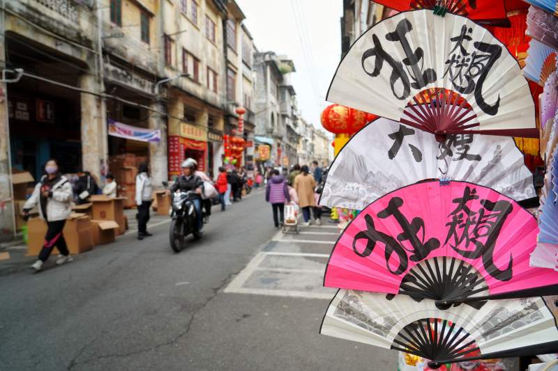 江门街头扇舞迎新春图片