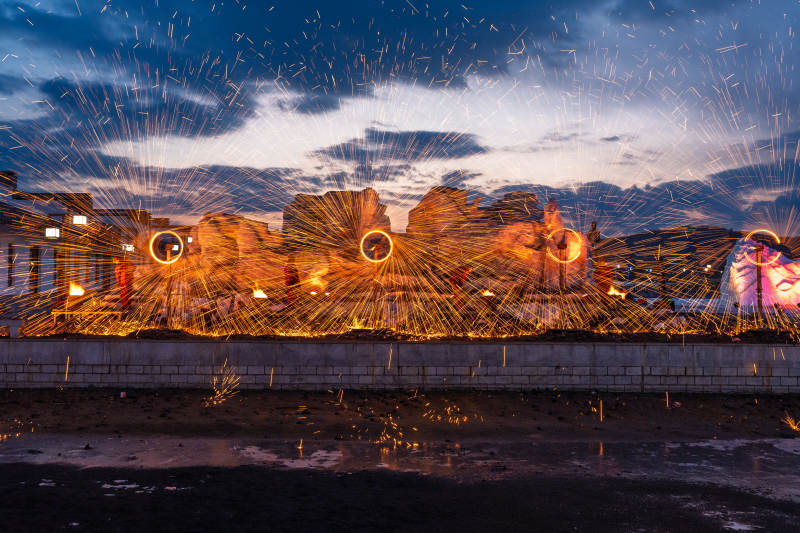 烟花绽放夜景图片