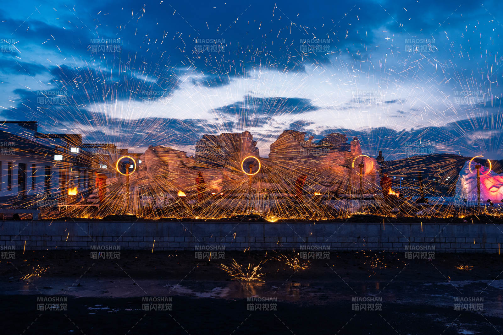 烟花夜景璀璨绽放图片