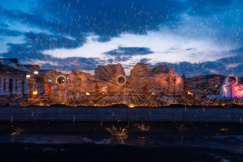 烟花夜景璀璨绽放图片