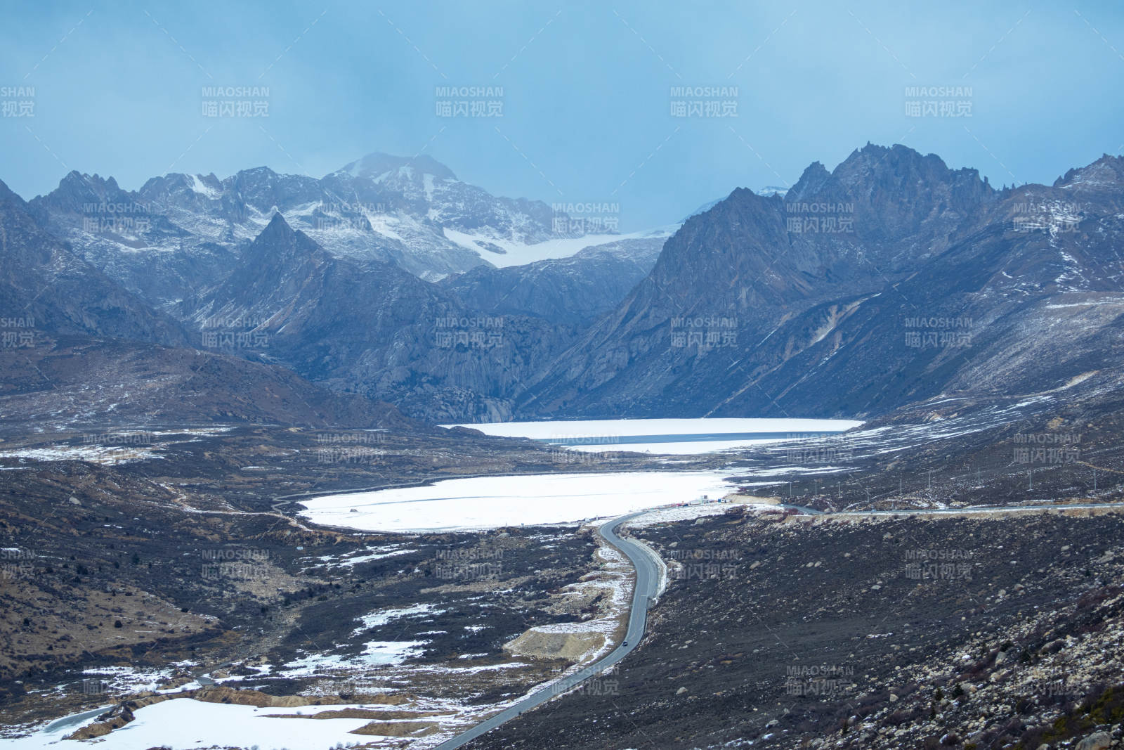 雪山高原湖景图片