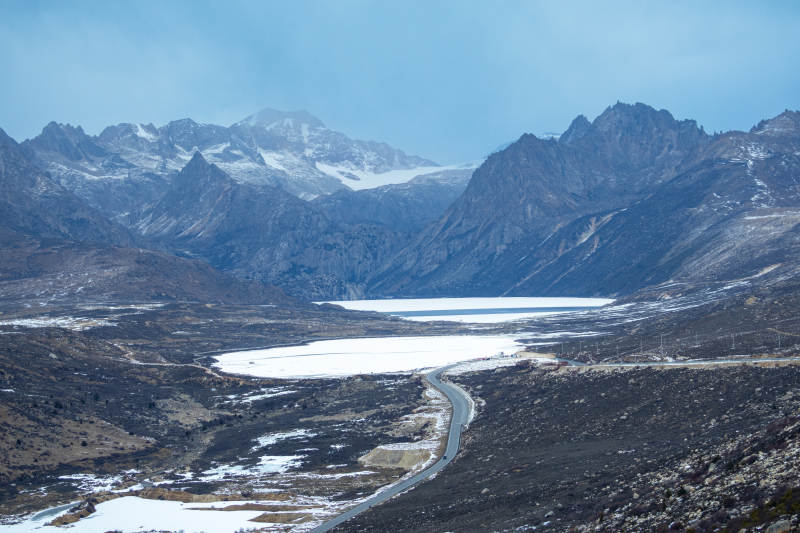 雪山高原湖景图片