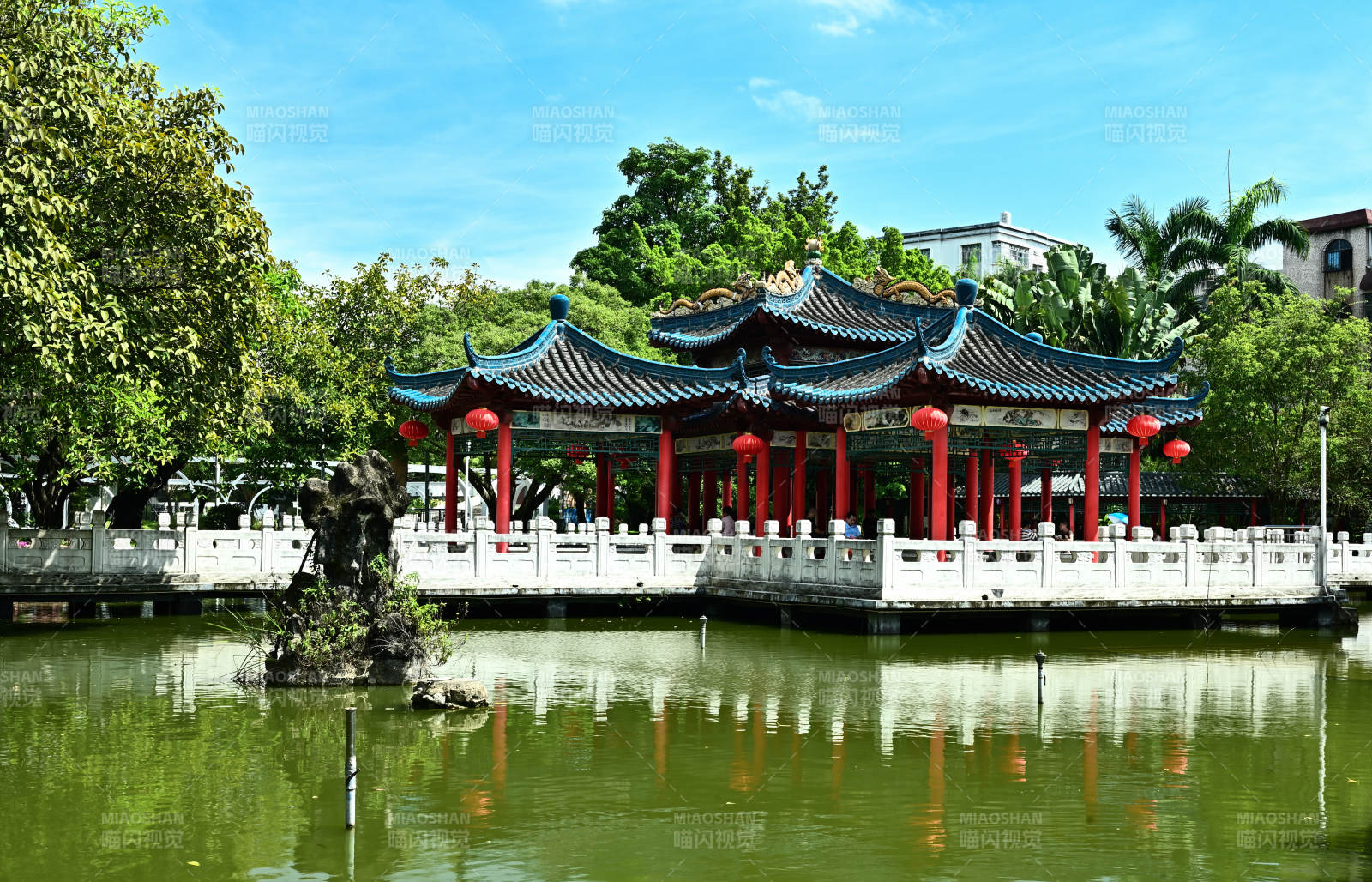 深圳龙园古色古香的亭台楼阁倒影图片