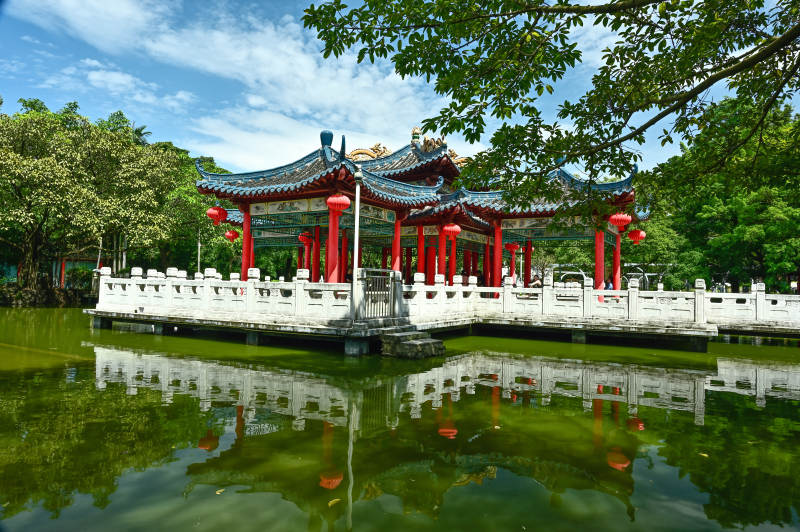 深圳龙园蓝天白云下传统建筑景观图片