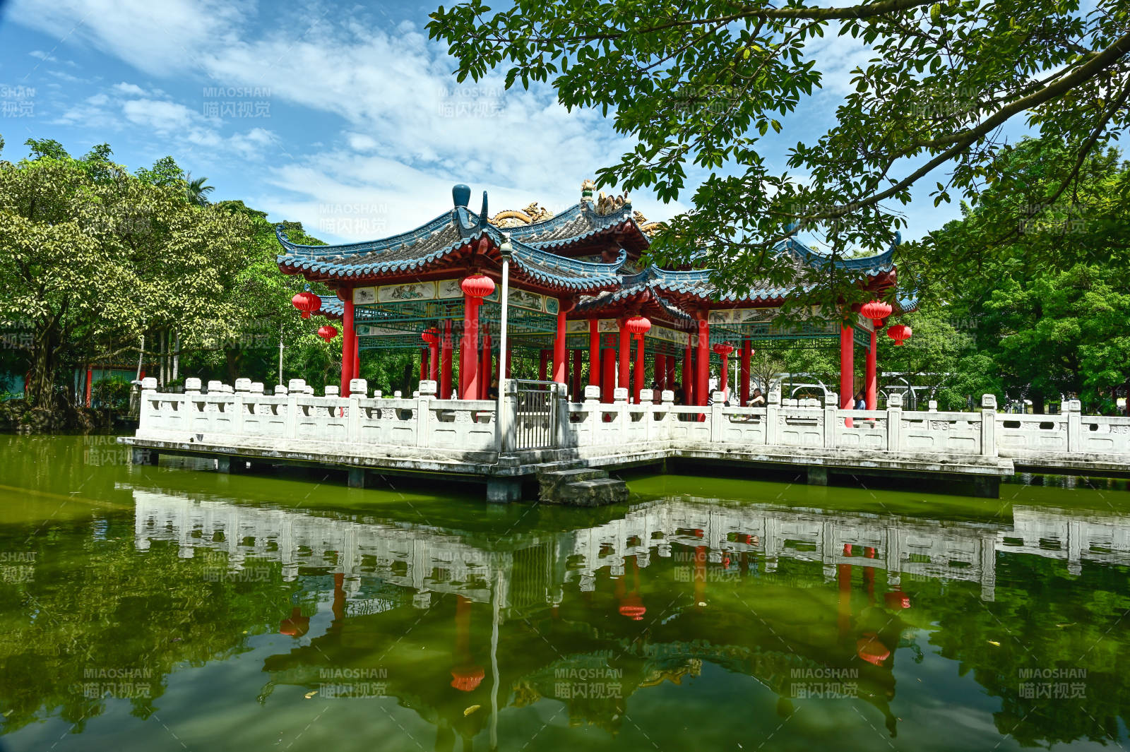 深圳龙园蓝天白云下传统建筑景观图片